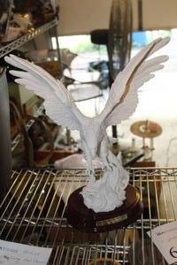 lot 665 image: NRA Eagle of Freedom Porcelain Eagle Table Statue