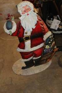 lot 700 image: 37 Santa Tin Wall Dcor