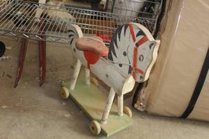 lot 695 image: Childrens Horse Wheeled Toy