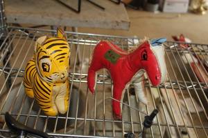 lot 684 image: Lot of (2) Table Dcor - Horse, Tiger