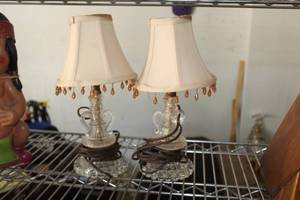 lot 722 image: Lot of (2) Vintage 12 Glass Table Lamps with Lamp Shade