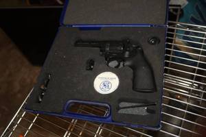 lot 761 image: Smith & Wesson Model 586 Pellet Hand Gun with Case