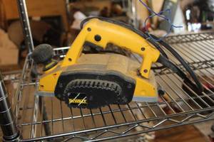 lot 732 image: DeWalt DW680 2.5mm Planer