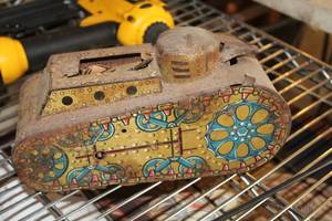 lot 735 image: Vintage Metal Tank Toy
