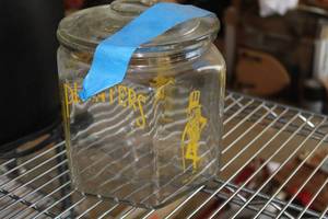 lot 760 image: 8 Planters Peanuts Jar with Lid