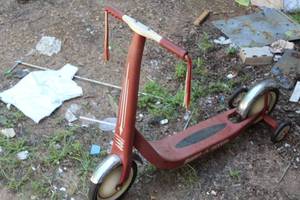 lot 838 image: Vintage Radio Flyer Scooter