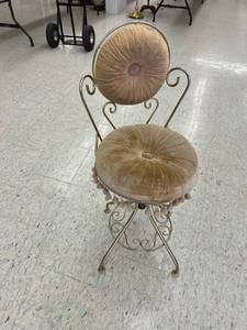 Stool - Swivels