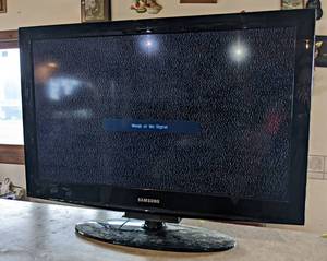 Samsung 32 LCD TV - Tested and Powers on w picture - did not try with input