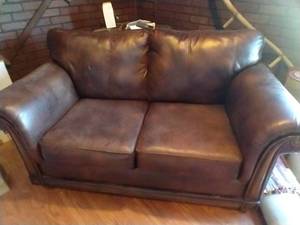 lot 24 image: Leather Love Seat