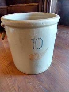 lot 28 image: Vintage #10 Red Wing Crock