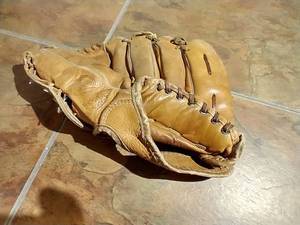 lot 34 image: Vintage Wilson Glove - Harmon Killebrew Model