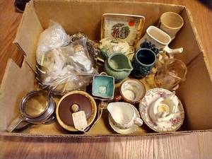 lot 36 image: Box Vintage Glassware, Pottery, Etc