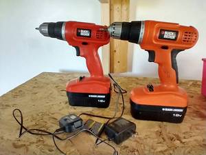 lot 60 image: (2) Cordless 18V Drills