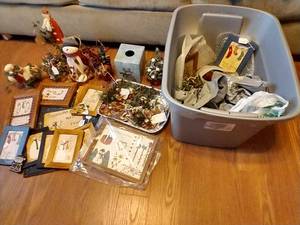 lot 75 image: Tote of Craft Decor