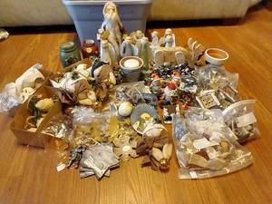 lot 77 image: Huge Tote of Craft Decor