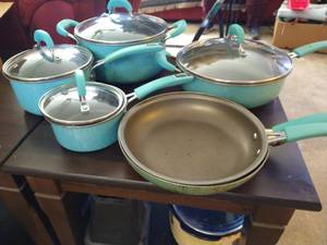 lot 134 image: Pioneer Woman Cookware Set