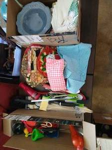 lot 136 image: Kitchen Linens & Utensils