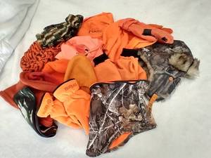 lot 171 image: Hunting Hats & Gloves