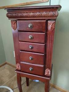 lot 198 image: Jewelry Chest