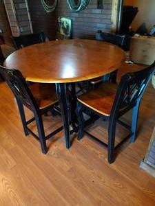 lot 235 image: Tall Table w Chairs