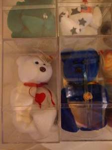 lot 249 image: (6) Ty Beanie Baby Bears in Cases