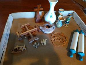 lot 255 image: Sampling of Handmade Items from Israel