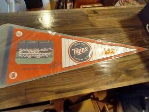 lot 356 image: Autographed Minnesota Twins Pennant