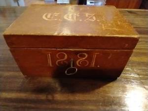 lot 375 image: Vintage Wooden Treasure Box & Contents