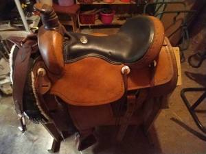 lot 401 image: Gorgeous Dakota Leather Saddle & Accessories