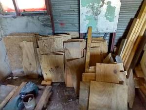 lot 489 image: Huge Wood Lot