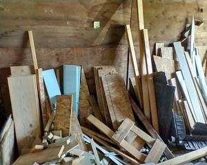 lot 492 image: Huge Wood Lot