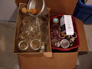 lot 314 image: Large Box of Canning Jars w Rings & Screen