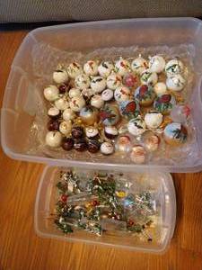 lot 325 image: Beautifully Painted Ornaments & Other Holiday Decor