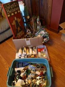 lot 327 image: Christmas Lot