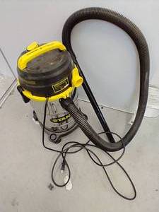 lot 514 image: Stanley 5 Gallon WetDry Vac