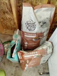 lot 518 image: Cat Lot - Food Etc.