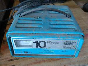 lot 525 image: 10 Amp Battery Charger