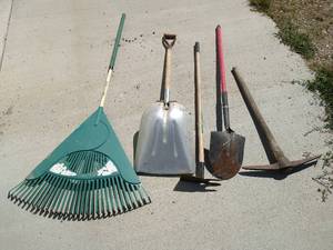 lot 536 image: Long-Handled Tool Lot