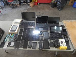 Large Lot Of Cell Phones, Lap Tops, Tablets-Some Good, Some For Parts Or Scrap