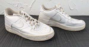 lot 57 image: Nike Air Force 1 Sneakers Youth Size 7
