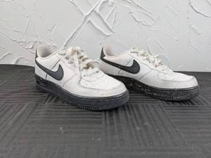 lot 39 image: Nike Air Force 1 Youth Shoes Size 4.5