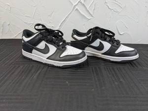 lot 43 image: Nike Dunk Low Youth Shoes Size 4