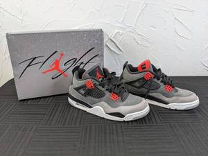 lot 8 image: Nike Air Jordan 4 Retro Sneakers Mens Size 9