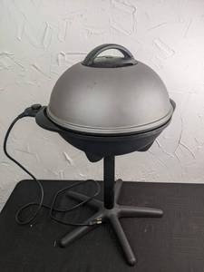 lot 64 image: Small Electric Grill