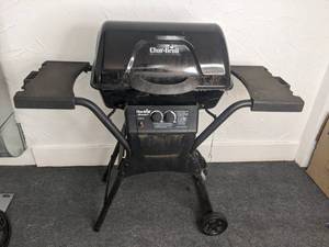 lot 22 image: Char-Broil Quickset Propane Grill