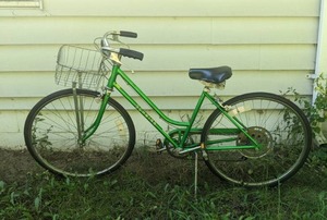 lot 29 image: Vintage Schwinn 26 Womens Bicycle
