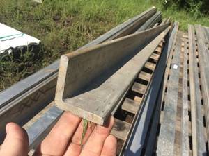 lot 142 image: 1 Pc Aluminum Angle 2 12 x 2 12 x 38 Thick
