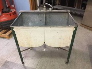 lot 183 image: Antique Ideal Metal Sink