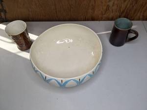 lot 116 image: Vintage Redwing Large White Bowl and Two Mugs