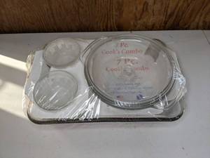 lot 117 image: NEW Anchor Hocking 7 Pc. Cooks Combo Baking Dish, Casserole Dish with Cover and Custard Dishes